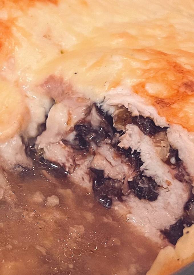 Курячий рулет з чорносливом, горішками, часником під соусом Бешамель