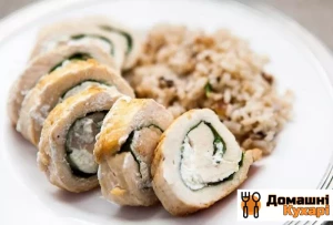 Курячий рулет з сиром і руколою