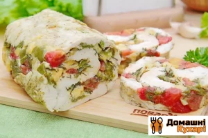 Курячий рулет з сиром і томатами
