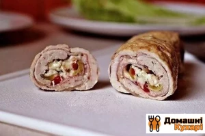 Курячий рулет з сиром і шинкою