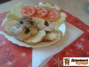 Куряче філе з яблуками і чорносливом