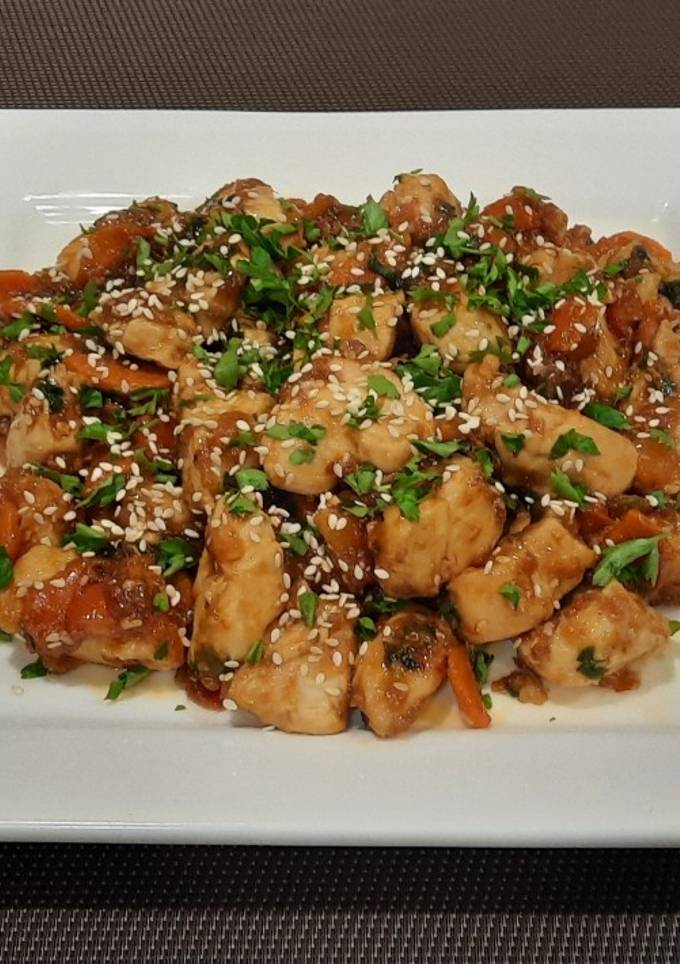 Курка тушкована в кисло-солодкому соусі з болгарським перцем і морквою🥕