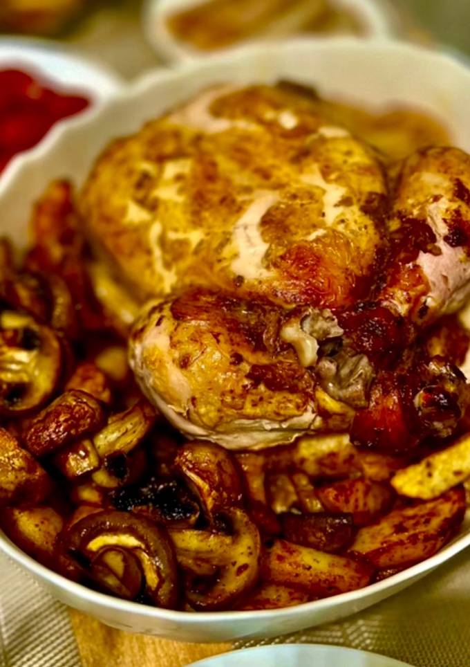 Курка запечена з грибами та молодою картоплею🍗🥔🍄‍🟫