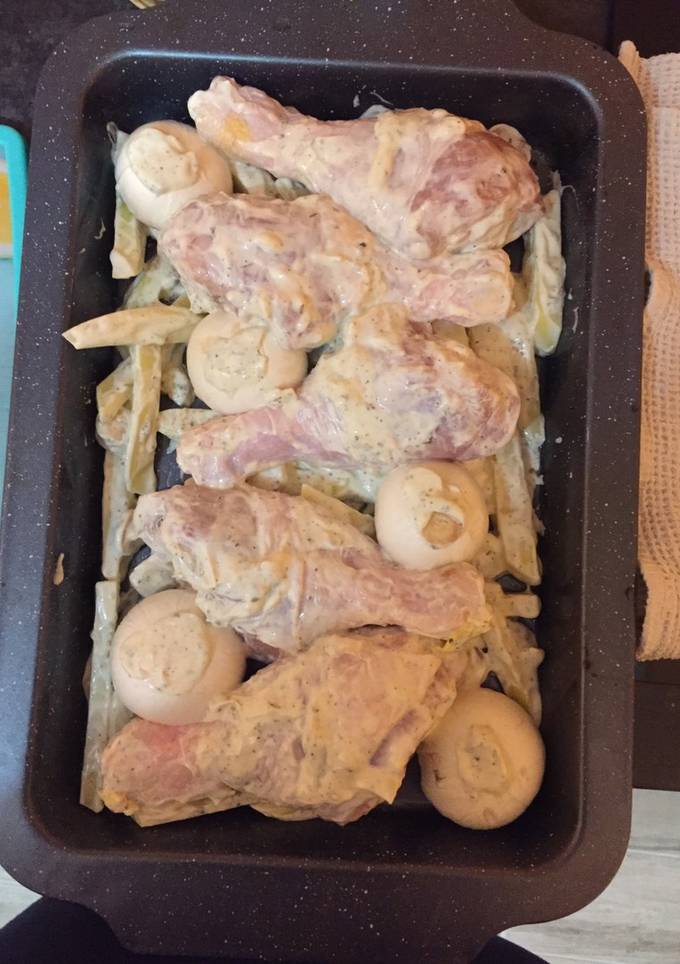 Курка запечена з картоплею та грибами