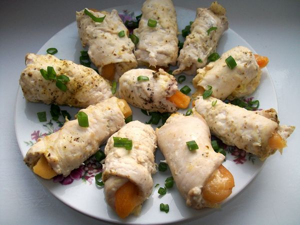 закуска «ароматні пальчики» з курячого філе з курагою і сиром