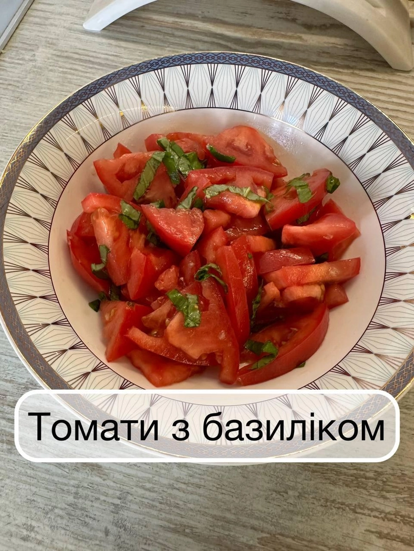 Томати з базиліком