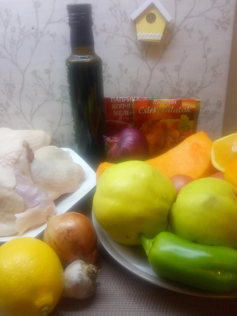 Курятина, запечена з сезонними овочами, гарбузом, цитрусовими та айвою
