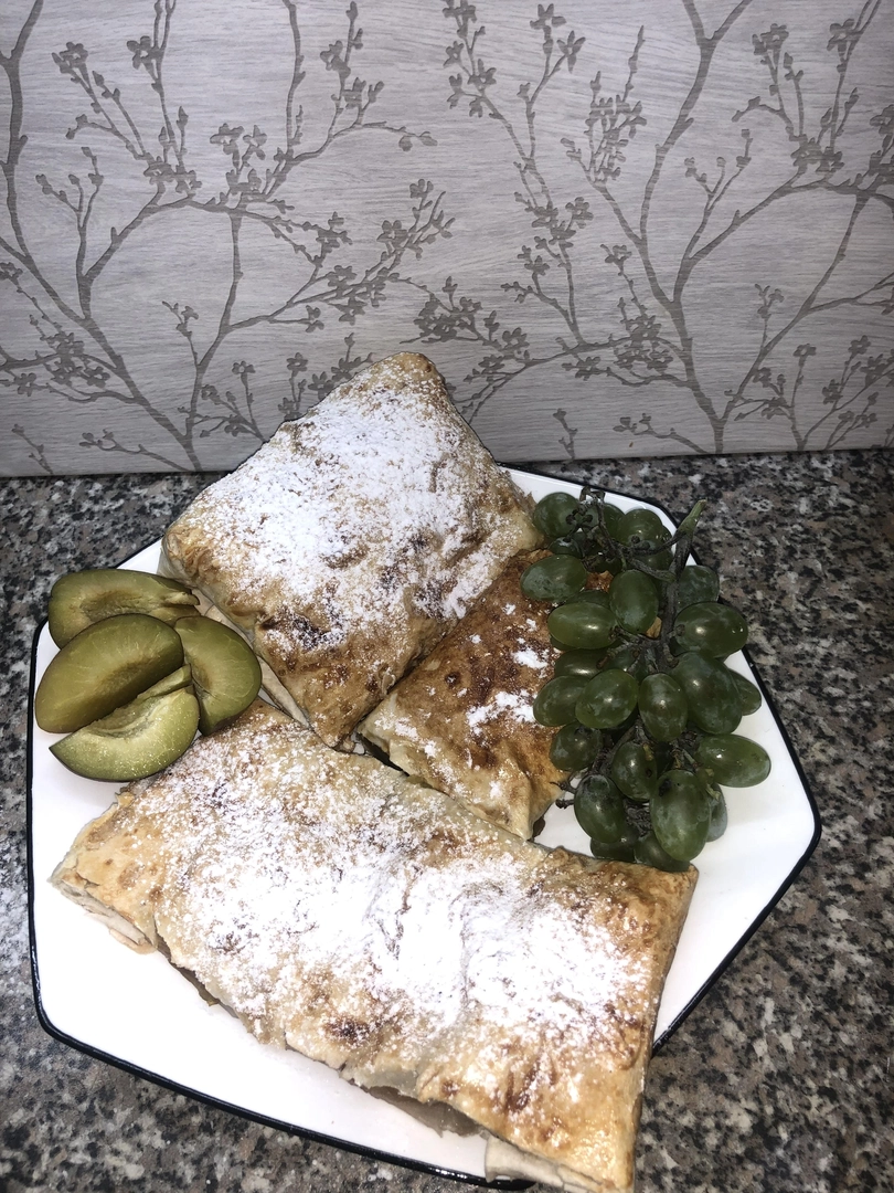 Штрудель з лаваша зі сливами