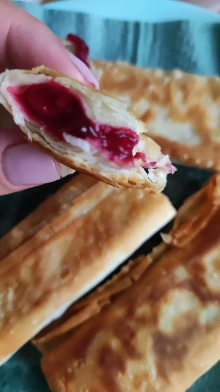 Пиріжки з вишнею з тіста філо