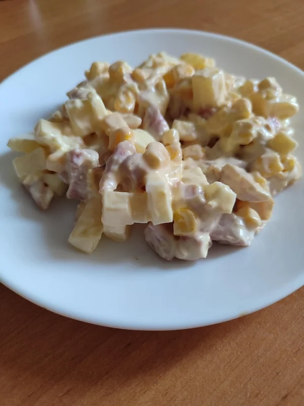 Салат з ананасами та копченою куркою