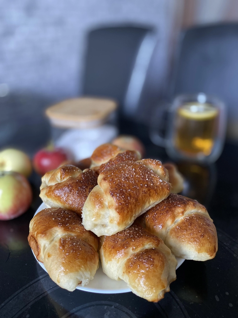 Ароматні рогалики з яблуками і корицею