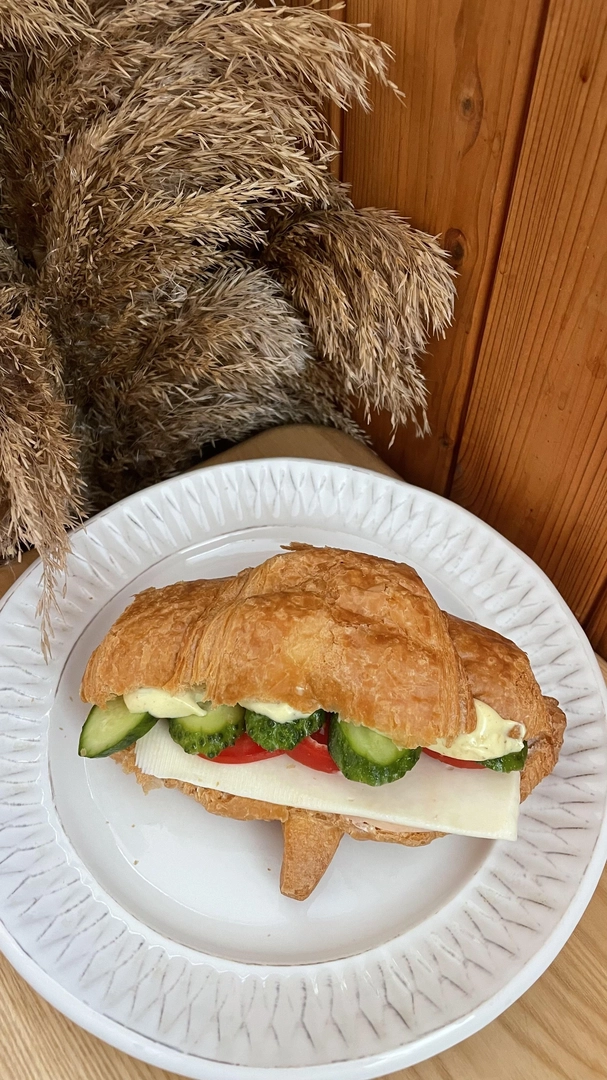 Круасан з куркою та овочами