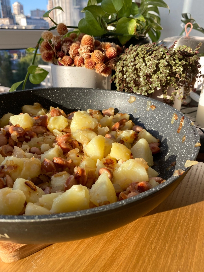 Картопля з цибулькою та сосисками