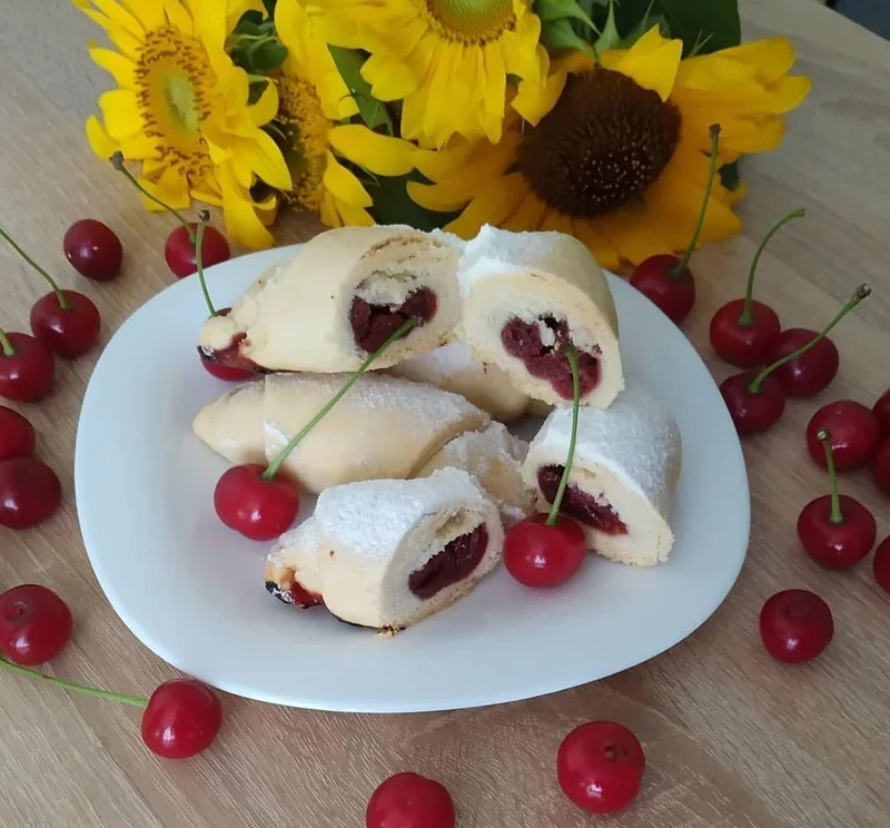 Рогалики з вишнями 