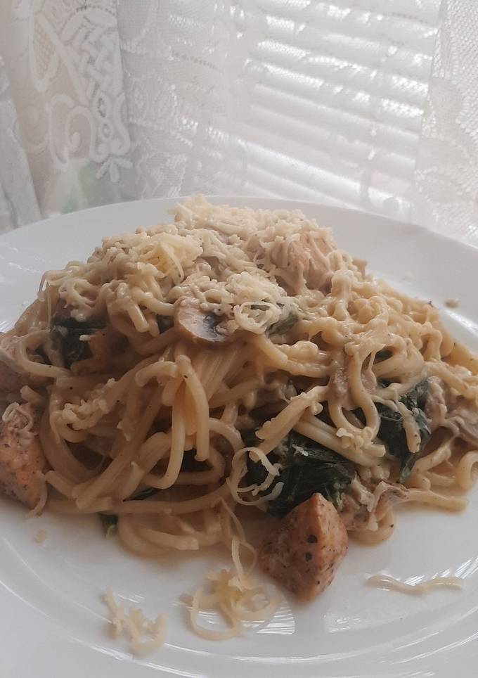 Макарони в соусі зі шпинатом, курячим філе і печерицями