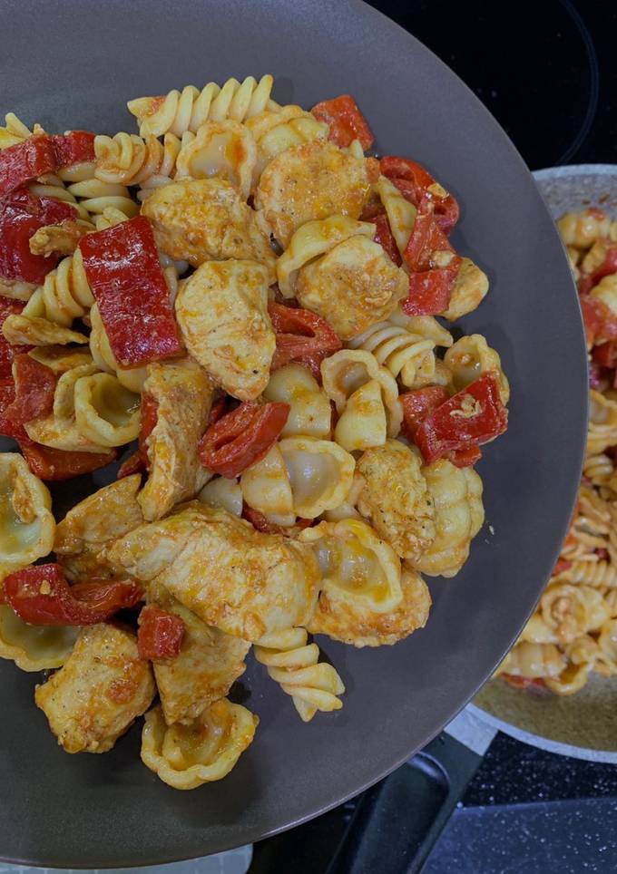 Макарони з куркою, папероні та чері