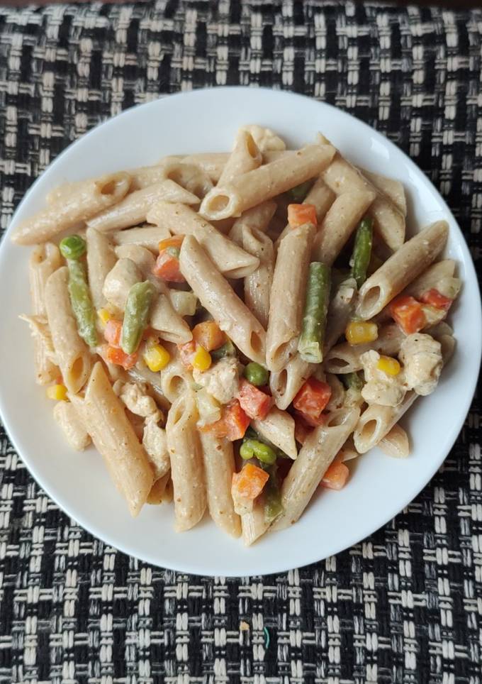Макарони з куркою та овочами