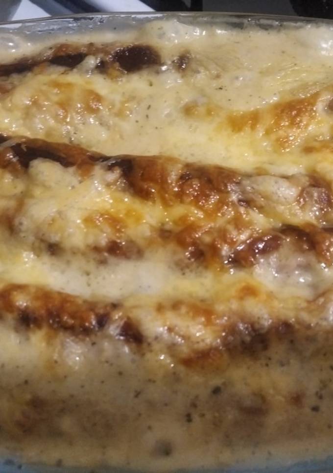Макарони з вершковим соусом та часниковими ковбасками