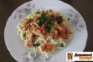 Макарони з ковбасою і томатним соусом
