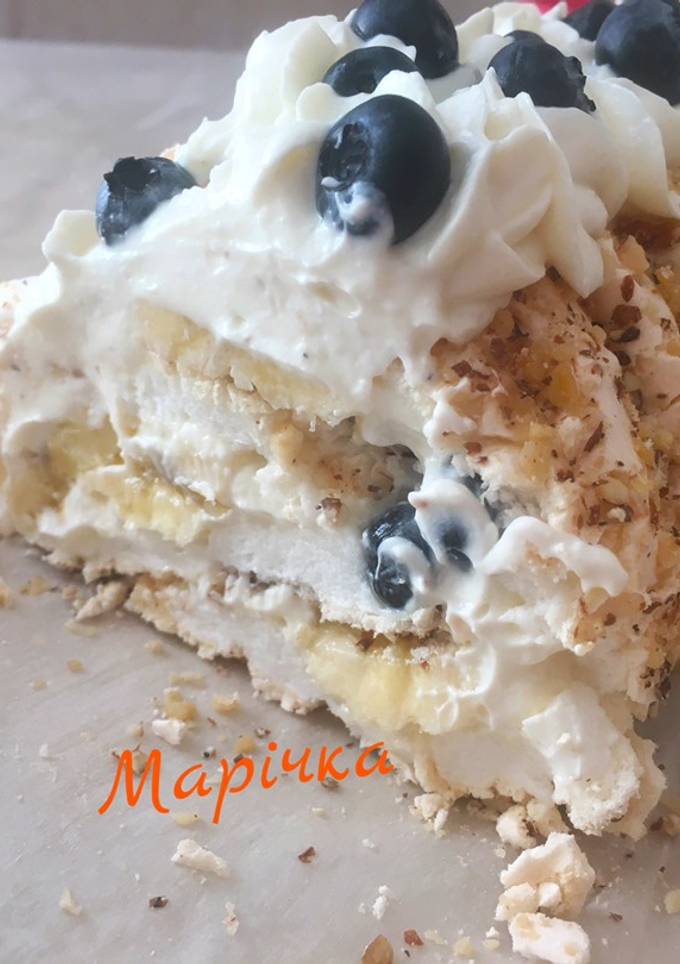 Меренговий рулет з бананом та лохиною