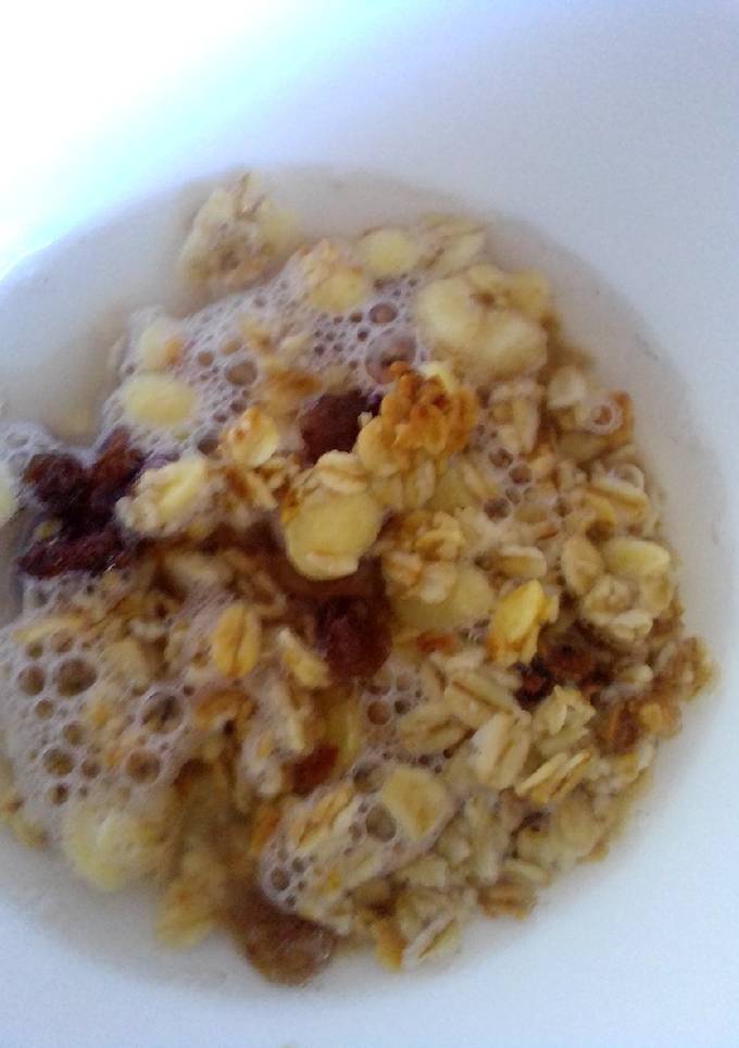 Мюслі з бананом, родзинками і цукатами