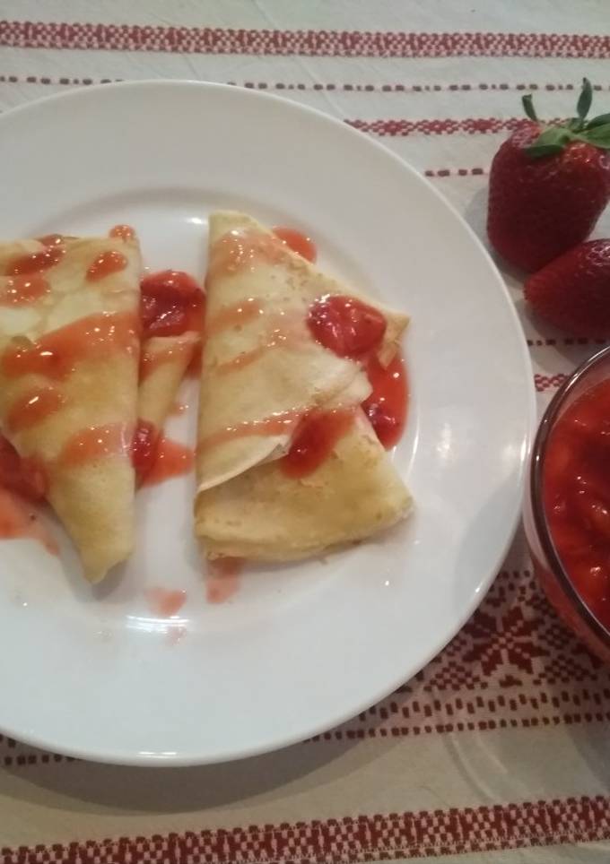 Млинці з полуничним конфітюром
