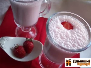 Молочний коктейль з полуницею