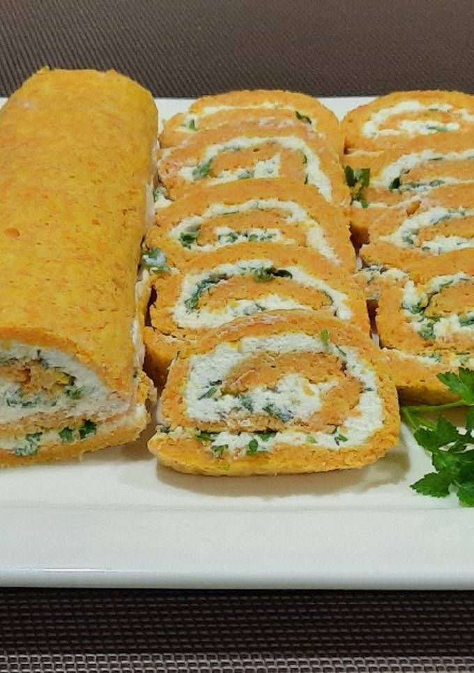Морквяний рулет із кисломолочним сиром
