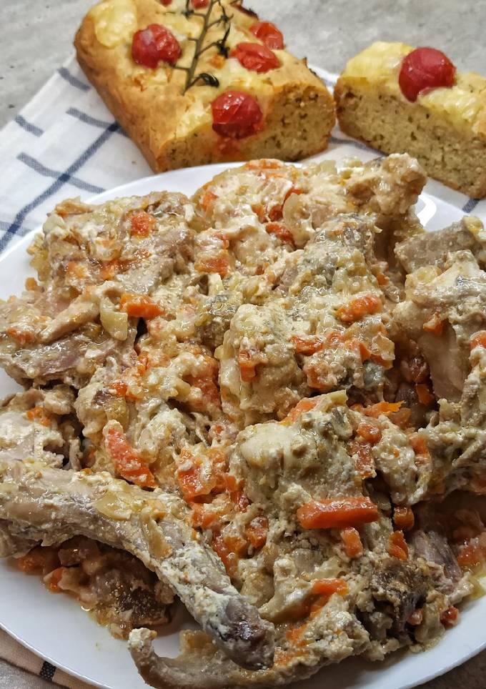 Ніжний кролик в сметанці