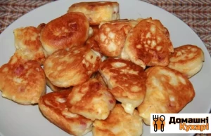 Оладки з сиром і ковбасою