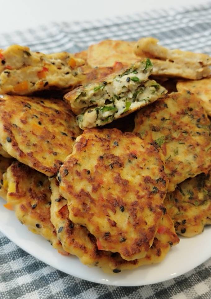 Оладки з курячого фаршу, солодким перцем і зеленню