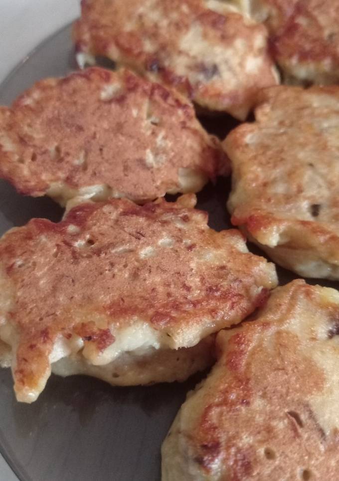 Оладки з тушкованої картоплі і капусти та курячим філе
