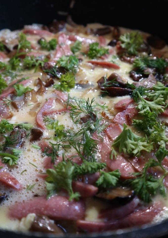 Омлет з лісовими грибами та сосисками
