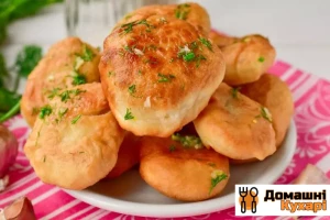 Пампушки на сковороді з часником