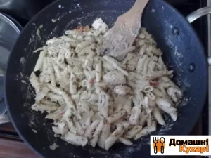 Паста пенне з куркою, сиром фета і овочами