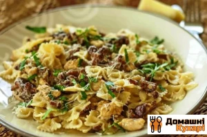 Паста з грибами та куркою у вершковому соусі