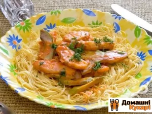 Паста з хеком і скибочками авокадо