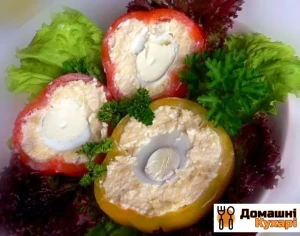Перець, фарширований сиром і яйцем