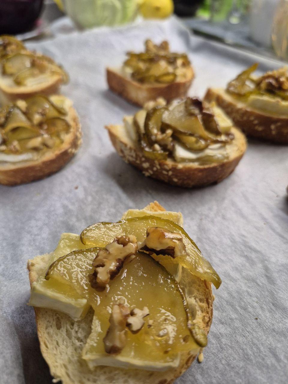 Брускети з сиром брі та карамелізованою грушею