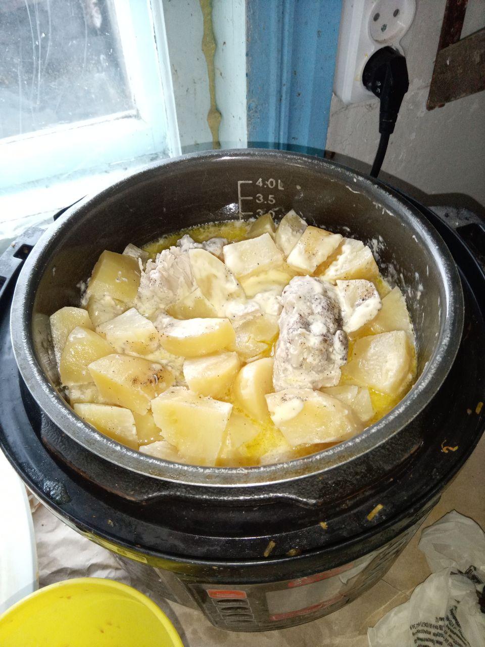 Картопля з м'ясом курки у мультиварці, що готує під тиском