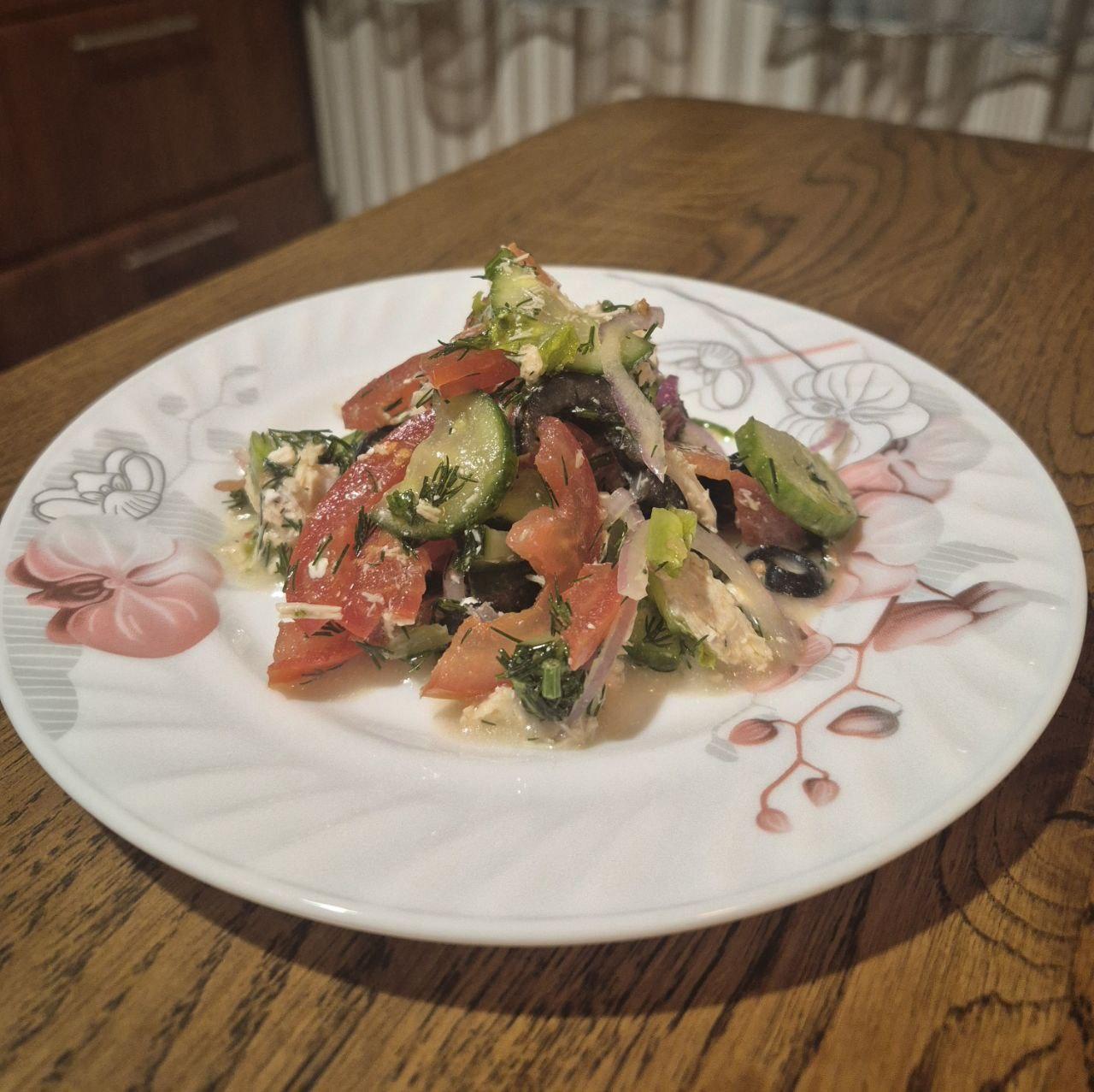 Салат з курячим філе на грецький лад