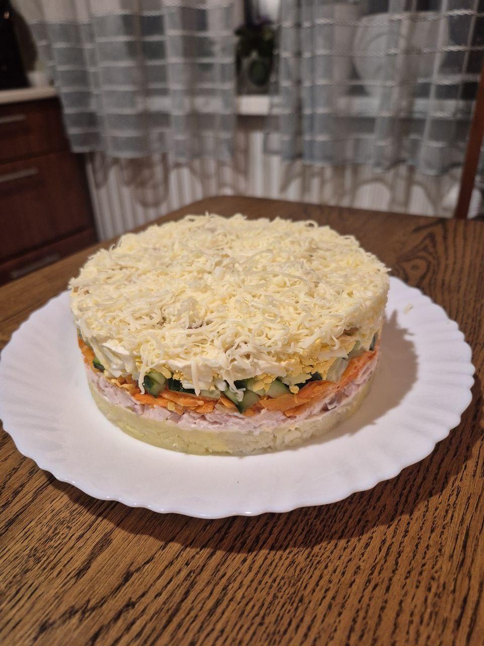 Салат з копченою куркою та корейською морквою