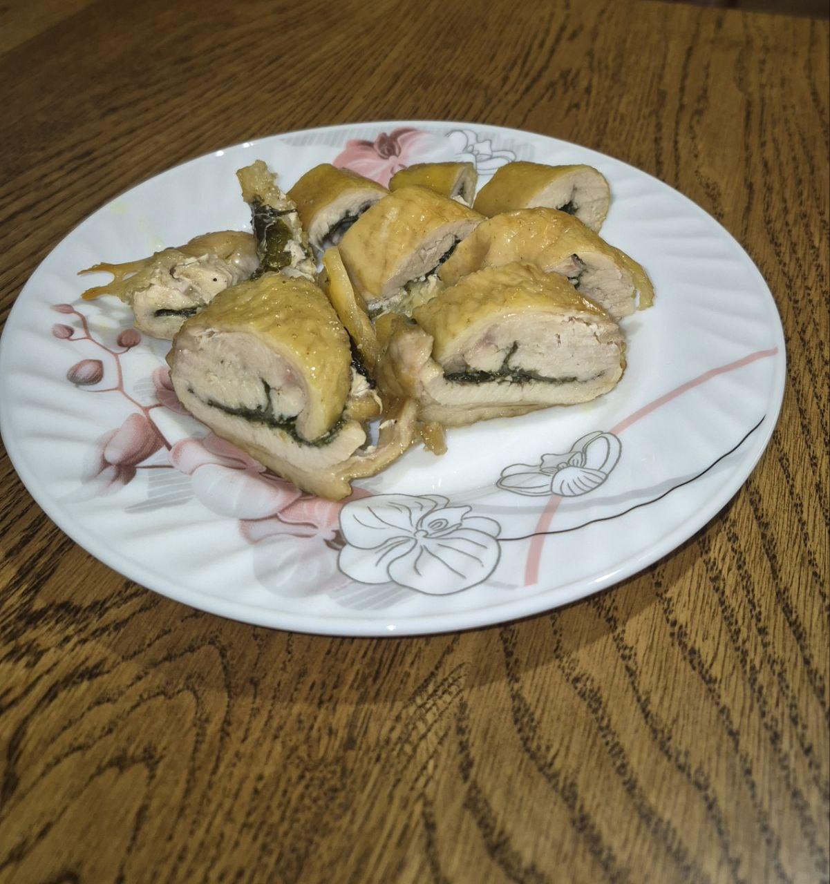 Курячий рулетик в шкірці з сиром та шпинатом