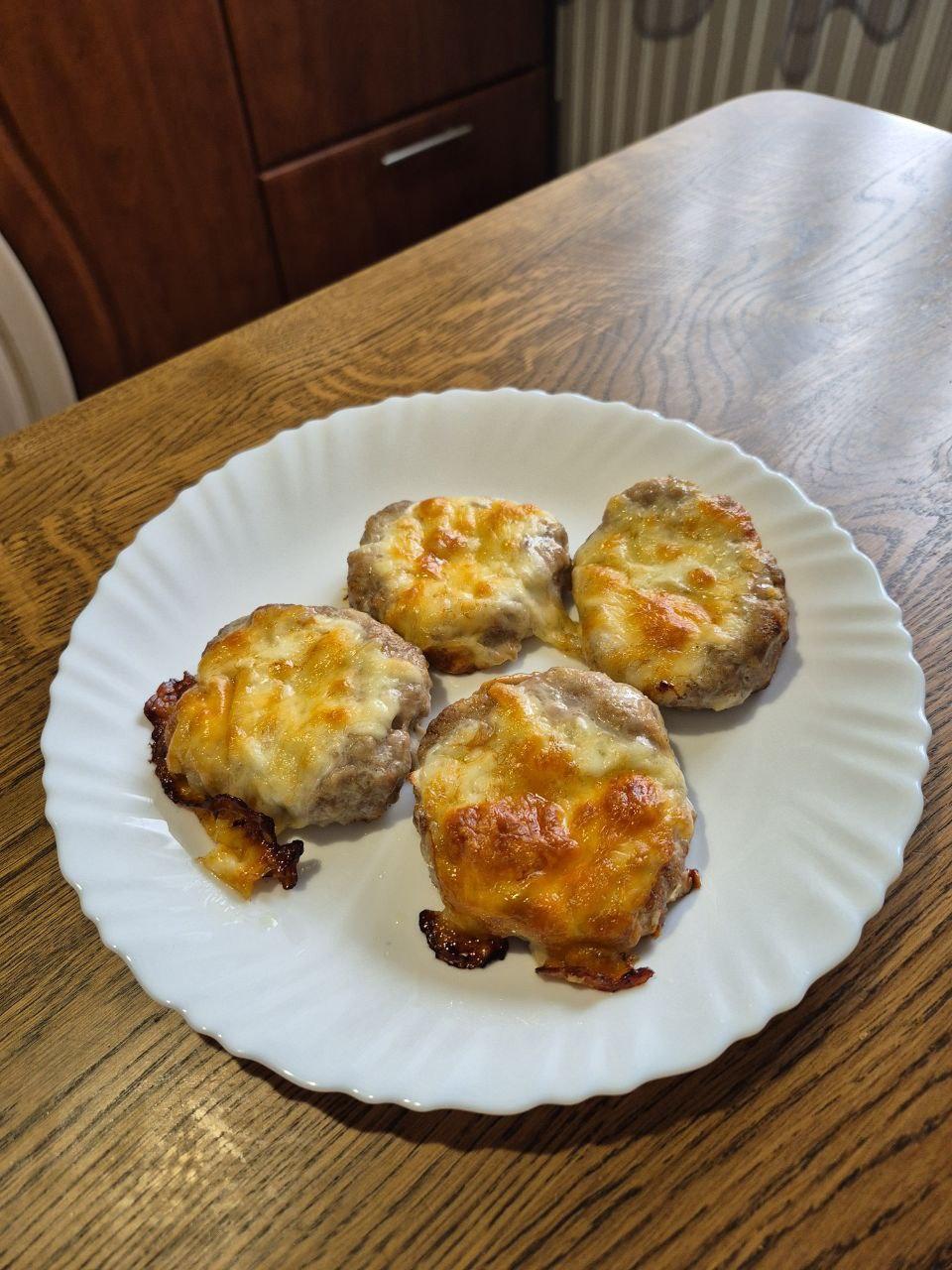 М'ясні гнізда з моцареллою