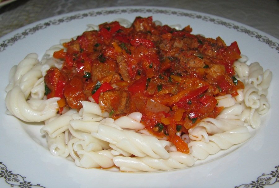 підлива для макаронів з м’ясом та помідорами