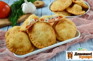 Пиріжки з фетою, помідорами і зеленню