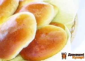 Пиріжки з вишнею на молоці