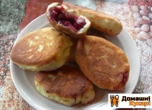 Пиріжки з вишнею на сковороді