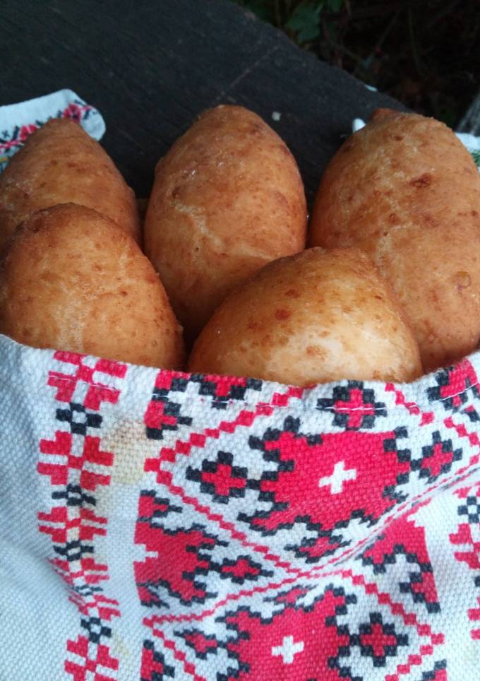 Пирожки с луком и яйцом (пиріжки з цибулею і яйцями)