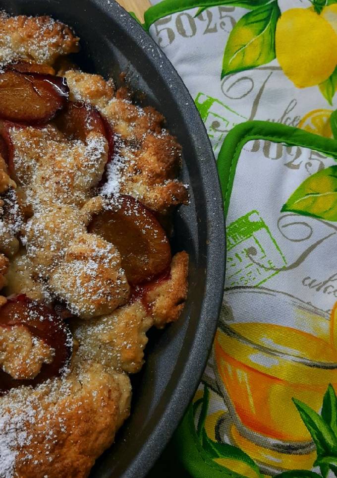 Пісочний пиріг з яблуками та сливами у кориці
